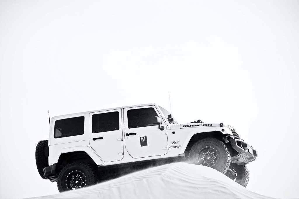 off road jeep-snow